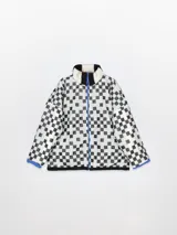 Campera con cierre frontal y cuello alto, confeccionada en fleece color crudo, con paneles en rojo, marrón y bordó.