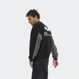 Buzo crewneck de corte oversize, con diseño bicolor en negro y gris, estampado con relieve en el frente y mangas largas.