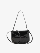Bolso pequeño tipo bandolera de Diesel, color negro brillante con efecto charol. Presenta el logo 'D' en relieve en la parte frontal y cuenta con dos compartimentos con cierre. Incluye correa ajustable para llevar al hombro o cruzado.