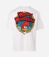 Remera boxy de algodón color blanco, con cuello redondo y mangas cortas. Presenta un estampado grande en la espalda del personaje El Pájaro Loco, con su nombre en rojo y un fondo azul y amarillo, y un globo de diálogo que dice "Guess Who?".