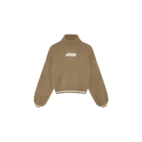 Sweater de punto color camel con cuello alto, mangas largas abullonadas y detalles de líneas blancas en los puños y el ruedo. Presenta un diseño tejido con el logo de la marca en el pecho.