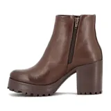 Botineta de cuero color chocolate, con taco alto ancho, plataforma delantera y suela chunky con muescas.
