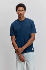 Remera de manga corta y cuello redondo, de corte clásico y color marrón.