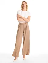 Pantalón de corte palazzo con pierna ancha y caída fluida. Presenta tiro alto con doble abotonadura frontal, pinzas decorativas y cintura elástica en la parte posterior para mayor ajuste. Incluye bolsillos laterales funcionales.