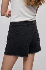 Short de denim blanco de calce recto y tiro medio, con bolsillos delanteros, cierre con botón y terminación desflecada en el ruedo. Presenta detalles florales bordados al tono en el frente.