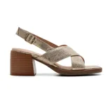 Sandalia de cuero sintético color negro, con tiras cruzadas en el empeine, pulsera con hebilla al tobillo y taco cuadrado bajo.