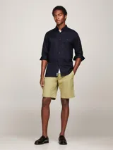 Camisa azul marino de popelina flexible de algodón orgánico, con cuello abotonado, mangas largas y logo de Tommy Hilfiger bordado en el pecho.