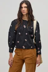 Pantalón de pana color marrón claro, de corte ancho, con bolsillos laterales y traseros.