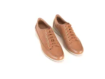 Championes de cuero color caramelo con diseño de textura tipo reptil en la parte superior y cordones al tono. Cuentan con suela plana de goma blanca y forro interior de cuero.