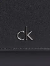 Billetera trifold de diseño compacto y sofisticado, confeccionada en una mezcla de poliéster y poliuretano. Presenta cierre con botón a presión, múltiples ranuras para tarjetas, compartimento para billetes y el monograma metálico de la marca en el frente.