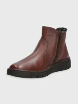 Bota corta de cuero marrón estilo chelsea, con paneles elásticos laterales y suela gruesa de goma ranurada.