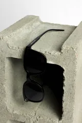 Pantalón jeans gris oscuro con efecto lavado, corte mom y bolsillos cargo laterales.