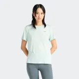 Remera deportiva New Balance de manga corta, color verde menta, con cuello redondo y logo reflectante de la marca en el pecho. Confeccionada en tejido técnico de poliéster con tecnología de secado rápido.