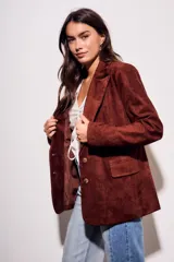 Blazer color marrón de gamuza sintética, corte clásico, con solapas y cierre con dos botones.