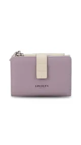 Billetera mediana de diseño compacto en color rosado, con cierre mediante presilla y compartimento adicional con cierre metálico. Presenta el logo de la marca grabado en el frente.