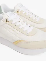 Zapatillas Tommy Hilfiger color blanco con detalles en beige, dorado y verde agua.