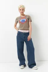 Remera negra de manga corta con estampa de escudo con la inscripción "Sports League" y una pelota de fútbol americano.