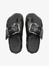 Sandalia negra con aro para el dedo y hebilla metálica plateada.