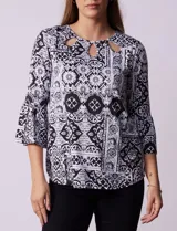 Blusa estampada de seda fría, marca Ruby Rd., con cuello redondo con aberturas y mangas 3/4 acampanadas.