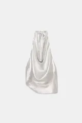 Top asimétrico plateado metalizado con cuello halter ajustable mediante lazada y escote drapeado tipo pañuelo.
