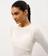 Remera deportiva de manga larga y cuello redondo, confeccionada en microfibra de poliamida con elastano, de diseño ajustado y corte entallado, con detalles en tul.