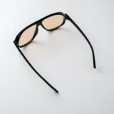 Lentes de sol Tyla de estilo aviador con armazón negro de policarbonato y detalles metálicos dorados en las bisagras. Cuentan con lentes oscuras con protección UV400.
