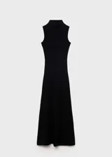 Vestido largo de punto entallado en color negro, con cuello perkins y diseño sin mangas con espalda descubierta.