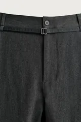 Pantalón de corte balloon fit confeccionado en tejido con viscosa. Presenta cintura ajustable con cinturón integrado, pliegues frontales, bolsillos laterales y bolsillos traseros de doble vivo. Cierre frontal con cremallera y botón.