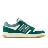 Championes New Balance modelo BB480LPA, de estilo retro, con capellada de cuero color blanco y detalles en verde y celeste. Presenta el logo "N" en los laterales y suela de goma color caramelo.
