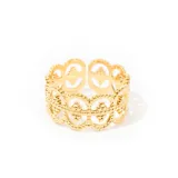 Anillo dorado calado con diseño de tréboles, ajustable.