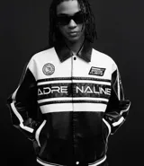 Campera masculina de cuero sintético, modelo boxy, con cuello inglés, manga larga, estampa lettering, detalles contrastantes, bolsillos y cierre por cremallera.