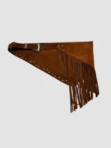 Faja envolvente de gamuza marrón con flecos colgantes, tachas metálicas decorativas a lo largo del borde diagonal y hebilla metálica de inspiración western.