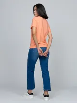 Remera de algodón color naranja con cuello redondo, manga corta y logo de Calvin Klein estampado en el pecho.