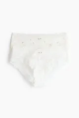 Pack de dos bombachas tipo hipster de encaje blanco, con cintura media, refuerzo forrado y cobertura media en la parte trasera. Una de ellas presenta pequeños bordados de rosas rosadas.