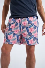Short de baño con cintura elástica y cordón ajustable, confeccionado en tela ligera de secado rápido. Presenta un estampado botánico integral en tonos amarillos, blancos y azules, con dos bolsillos delanteros y uno posterior.