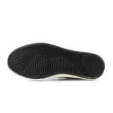 Zapatillas John Foos modelo 182 Rue, de caña baja, color negro con detalles en blanco. Capellada de lona poliéster, forrería de algodón, ojalillera de aluminio color bronce y cordones chatos encerados. Banda de caucho color crudo con serigrafía de geolocalización y filete inferior ancho color negro.