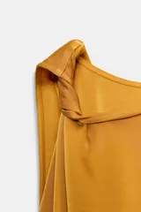 Musculosa de tejido satinado con cuello redondo y detalle de nudo en uno de los hombros.