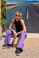 Pantalón violeta semi oxford de poplín con cintura elastizada ancha, bolsillos delanteros, tiro medio y tajo en los laterales externos.