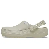 Zuecos Crocs modelo Classic Crafted Clog, de color beige, con parte superior de lona textil y suela de goma Croslite. Incluye correa de talón pivotante y detalles de la marca en el lateral.