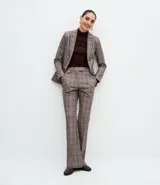 Pantalón de corte flare con estampado de cuadros, confeccionado en tejido punto roma estructurado. Presenta cintura estructurada, ajuste ceñido en caderas y muslos con apertura suave en el ruedo y detalle metálico lateral.