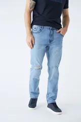 Jean de corte recto en color azul claro, con diseño de tiro medio y cintura regular. Presenta detalles de roturas en las rodillas y logo bordado en el bolsillo pequeño delantero.
