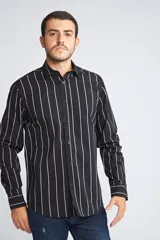 Camisa de manga larga con cuello clásico y cierre frontal abotonado. Presenta un estampado de cuadros en tonos azul marino y rojo. Confeccionada en algodón, cuenta con un corte slim fit y logo bordado en el pecho.