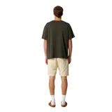 Remera de algodón color gris oscuro, con cuello redondo y estampa frontal con diseño gráfico colorido y tipografía estilo graffiti.