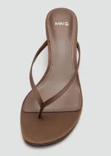 Sandalias de taco cuña color marrón, con tiras finas estilo thong y diseño destalonado.