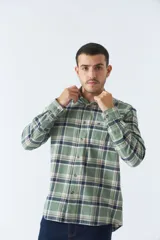 Camisa de hombre a cuadros color rosa, blanco y azul, de corte slim, manga larga, con bolsillo en el pecho y logo bordado.