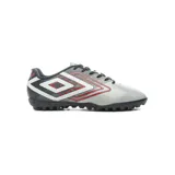 Championes de fútbol 5 Umbro color gris con detalles en blanco y rojo.