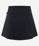 Short pollera negro, confeccionado en bengalina, con hebilla lateral y pliegues.