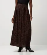 Pollera midi confeccionada en crepé de viscosa y poliamida con estampado animal print. Presenta una cintura estructurada y un diseño fluido de largo medio.