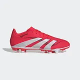 Championes de fútbol Adidas Predator Club, color rojo vibrante con las tres franjas características en plateado. Presentan un exterior sintético con textura Strikeprint y suela para terreno firme/multisuperficie.