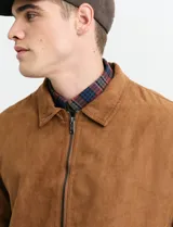 Campera de napa ecológica color tostado, con cierre frontal metálico, cuello camisero y bolsillos laterales.